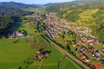 Vue aérienne de Vue du village dans la vallée de l'Elz depuis le nord-est à le quartier Wellishöfe in Elzach dans le département Bade-Wurtemberg, Allemagne