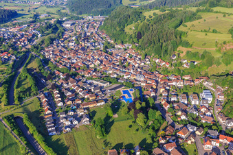 Photographie aérienne de Vue du village dans la vallée de l'Elz depuis le nord-est à le quartier Wellishöfe in Elzach dans le département Bade-Wurtemberg, Allemagne