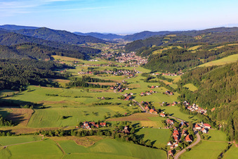 Vue aérienne de Elztal depuis le nord-est à le quartier Unterprechtal in Elzach dans le département Bade-Wurtemberg, Allemagne