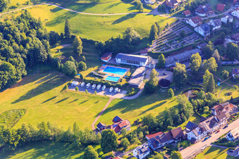 Vue aérienne de Piscine d'Oberprechtal et aire de stationnement pour camping-cars Elzwiese à le quartier Dorf in Elzach dans le département Bade-Wurtemberg, Allemagne