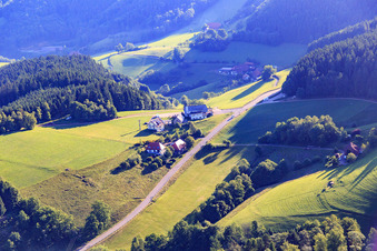 Vue aérienne de Höhengasthaus Landwassereck sur la Landwasserstraße à le quartier Dorf in Elzach dans le département Bade-Wurtemberg, Allemagne
