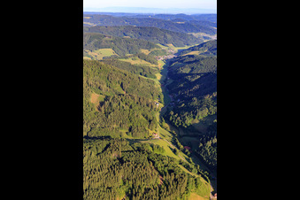 Vue aérienne de Landgassserstraße vue du nord à le quartier Dorf in Elzach dans le département Bade-Wurtemberg, Allemagne