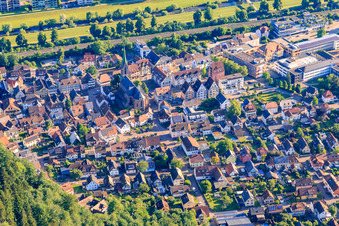 Vue aérienne de Centre-ville avec l'église Saint-Maurice à Hausach dans le département Bade-Wurtemberg, Allemagne