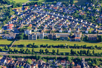 Vue aérienne de Quartier résidentiel sur la Kinzig entre Hegerfeldstraße et Gerwigstr à Hausach dans le département Bade-Wurtemberg, Allemagne