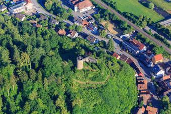 Vue aérienne de Château de Husen dans le Gummenwald à Hausach dans le département Bade-Wurtemberg, Allemagne
