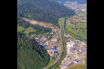 Vue aérienne de Zone industrielle des deux côtés de la B33 avec Sägewerk Karl Streit GmbH & Co. KG, Kienzler Stadtmobiliar GmbH et Sievert Logistik SE à Hausach dans le département Bade-Wurtemberg, Allemagne
