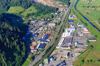 Vue aérienne de Zone industrielle des deux côtés de la B33 avec Sägewerk Karl Streit GmbH & Co. KG, Kienzler Stadtmobiliar GmbH et Sievert Logistik SE à Hausach dans le département Bade-Wurtemberg, Allemagne