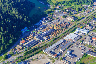 Photographie aérienne de Zone industrielle des deux côtés de la B33 avec Sägewerk Karl Streit GmbH & Co. KG, Kienzler Stadtmobiliar GmbH et Sievert Logistik SE à Hausach dans le département Bade-Wurtemberg, Allemagne