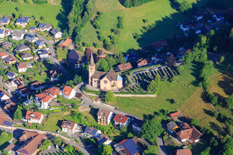 Vue aérienne de Cimetière et église Saint-Michel à Fischerbach dans le département Bade-Wurtemberg, Allemagne