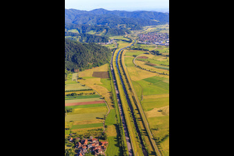 Vue aérienne de Parcours rectiligne de la B33 parallèle à la rivière Kinzig et à la ligne de chemin de fer au nord-ouest jusqu'à Biberach à Steinach dans le département Bade-Wurtemberg, Allemagne