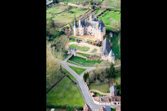 Vue aérienne de Sarthe, Semure en Vallon, Le Château à Semur-en-Vallon dans le département Sarthe, France