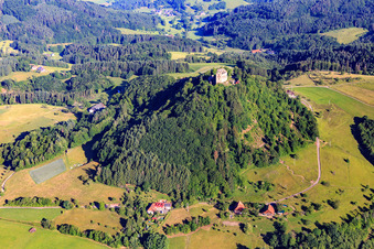 Vue aérienne de Ruines du château de Hohengeroldseck sur le Schloßberg depuis le sud à Seelbach dans le département Bade-Wurtemberg, Allemagne
