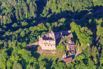 Vue aérienne de Ruines du château de Hohengeroldseck sur le Schloßberg depuis le nord-est à Seelbach dans le département Bade-Wurtemberg, Allemagne