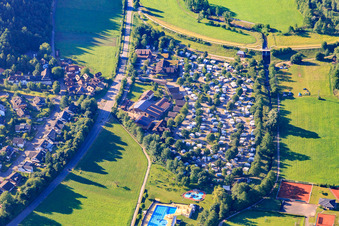 Vue aérienne de Paradis de vacances Schwarzwälder Hof, camping avec aire de jeux près de la piscine familiale Seelbach à Seelbach dans le département Bade-Wurtemberg, Allemagne