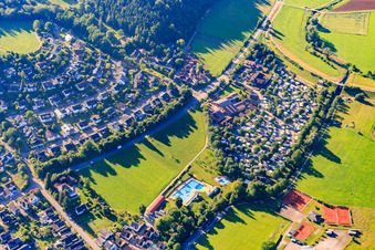 Vue aérienne de Paradis de vacances Schwarzwälder Hof, camping avec aire de jeux près de la piscine familiale Seelbach à Seelbach dans le département Bade-Wurtemberg, Allemagne