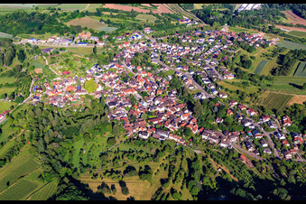 Vue aérienne de Vue de la ville depuis l'est à le quartier Schmieheim in Kippenheim dans le département Bade-Wurtemberg, Allemagne
