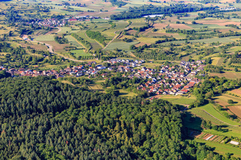 Vue aérienne de Vue du village depuis le nord-est à le quartier Wallburg in Ettenheim dans le département Bade-Wurtemberg, Allemagne