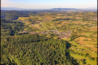 Vue aérienne de Vue d'ensemble du village depuis le nord-est à le quartier Wallburg in Ettenheim dans le département Bade-Wurtemberg, Allemagne