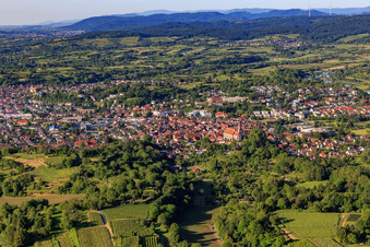Vue aérienne de Vieille ville baroque derrière l'église Saint-Barthélemy à Ettenheim dans le département Bade-Wurtemberg, Allemagne