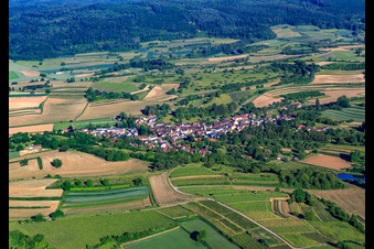 Vue aérienne de Vue du village depuis le nord-ouest à le quartier Ettenheimweiler in Ettenheim dans le département Bade-Wurtemberg, Allemagne