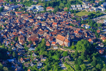 Vue aérienne de Vieille ville baroque derrière l'église Saint-Barthélemy à Ettenheim dans le département Bade-Wurtemberg, Allemagne
