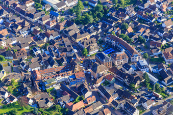 Vue aérienne de Place du marché avec fête de la ville à Herbolzheim dans le département Bade-Wurtemberg, Allemagne