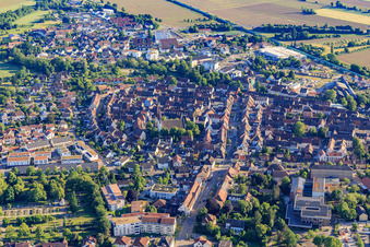 Vue aérienne de Rue principale vue du nord à le quartier Wonnental in Kenzingen dans le département Bade-Wurtemberg, Allemagne
