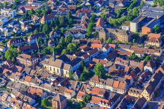 Vue aérienne de Église évangélique Kenzingen et école primaire de la Kleine Elz Kenzingen à le quartier Wonnental in Kenzingen dans le département Bade-Wurtemberg, Allemagne