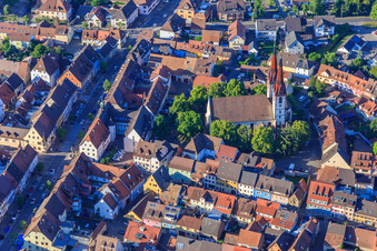 Vue aérienne de Église Saint-Laurent à le quartier Wonnental in Kenzingen dans le département Bade-Wurtemberg, Allemagne