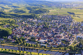 Vue aérienne de Vue de la ville au-delà du canal Léopold depuis l'est à Riegel am Kaiserstuhl dans le département Bade-Wurtemberg, Allemagne