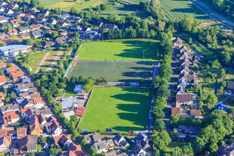 Vue aérienne de Stade Kaiserstuhl du Bahlinger Sportclub 1929 eV à Bahlingen am Kaiserstuhl dans le département Bade-Wurtemberg, Allemagne