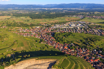 Vue aérienne de Vue du nord à le quartier Oberschaffhausen in Bötzingen dans le département Bade-Wurtemberg, Allemagne
