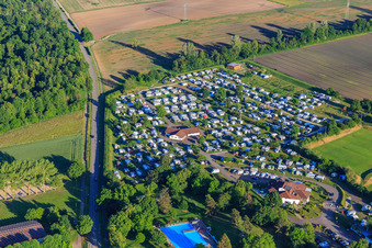 Vue aérienne de Kaiserstuhl Camping et Kaiserstuhlbad à Ihringen dans le département Bade-Wurtemberg, Allemagne