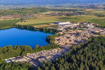 Vue aérienne de Gravière Rimsinger Baggersee / Niederrimsingen avec Betonwerk Müller GmbH & Co. KG, P & S-Beton GmbH & Co. KG et H+H Kalksandstein GmbH à le quartier Oberrimsingen in Breisach am Rhein dans le département Bade-Wurtemberg, Allemagne