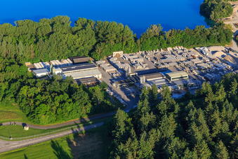 Vue aérienne de Lac de carrière de Rimsinger / gravière de Niederrimsingen avec Betonwerk Müller GmbH & Co. KG, P & S-Beton GmbH & Co. KG à le quartier Gündlingen in Breisach am Rhein dans le département Bade-Wurtemberg, Allemagne