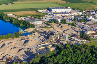 Vue aérienne de Gravière Rimsinger Baggersee / Niederrimsingen avec P & S-Beton GmbH & Co. KG, Birkenmeier Stein + Design GmbH et H+H Kalksandstein GmbH à le quartier Oberrimsingen in Breisach am Rhein dans le département Bade-Wurtemberg, Allemagne