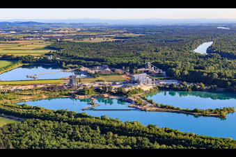 Vue aérienne de Gravière Oberrimsingen avec BAW Breisgauer Asphalt-Mischwerk GmbH & Co. KG et Joos Gravel and Asphalt Plant à le quartier Oberrimsingen in Breisach am Rhein dans le département Bade-Wurtemberg, Allemagne