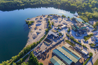 Vue aérienne de Gravière Breisach am Rhein avec MSW Metallhandel Südwest GmbH et Adolf Braun KG usine de gravier et de béton prêt à l'emploi à le quartier Gündlingen in Breisach am Rhein dans le département Bade-Wurtemberg, Allemagne