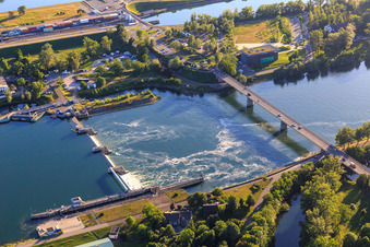 Vue aérienne de Barrage sur le Rhin et pont de la B31 sur le Rhin jusqu'à l'île du Rhin à Breisach am Rhein dans le département Bade-Wurtemberg, Allemagne