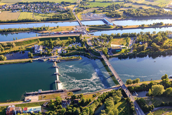 Vue aérienne de Barrage sur le Rhin et pont de la B31 sur le Rhin jusqu'à l'île du Rhin à Breisach am Rhein dans le département Bade-Wurtemberg, Allemagne