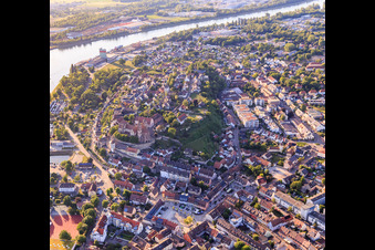 Vue aérienne de Cathédrale Saint-Étienne de Breisach à Breisach am Rhein dans le département Bade-Wurtemberg, Allemagne