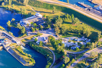 Vue aérienne de Parking Campingcar et Hôtel Le Caballin à Vogelgrun dans le département Haut-Rhin, France