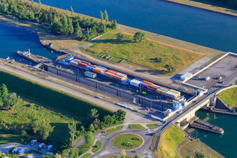 Vue aérienne de Écluse Vogelgrun sur le canal latéral au Rhin à Vogelgrun dans le département Haut-Rhin, France