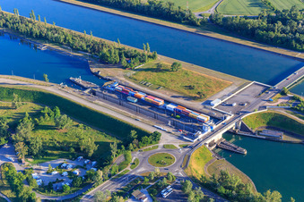 Vue aérienne de Écluse Vogelgrun sur le canal latéral au Rhin à Vogelgrun dans le département Haut-Rhin, France
