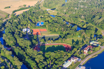 Vue aérienne de Terrains de sport du Tennis Club Breisach eV et du Waldstadion du SV Breisach à Breisach am Rhein dans le département Bade-Wurtemberg, Allemagne