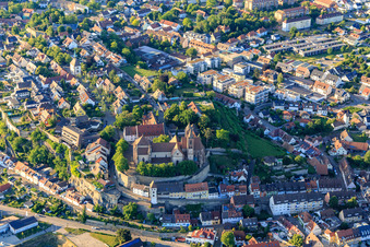 Vue aérienne de Cathédrale Saint-Étienne de Breisach vue de l'ouest à Breisach am Rhein dans le département Bade-Wurtemberg, Allemagne