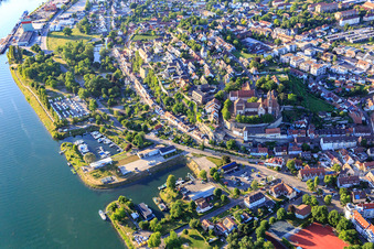 Vue aérienne de Vue de la ville sur les rives du Rhin depuis le sud-ouest à Breisach am Rhein dans le département Bade-Wurtemberg, Allemagne