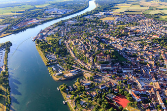 Vue aérienne de Vue d'ensemble de la ville sur la rive du Rhin depuis le sud-ouest à Breisach am Rhein dans le département Bade-Wurtemberg, Allemagne