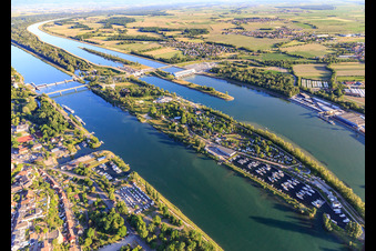 Vue aérienne de Île du Rhin avec écluse, pont du Rhin, port de plaisance à Vogelgrun dans le département Haut-Rhin, France