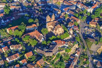 Vue aérienne de Cathédrale Saint-Étienne de Breisach vue du nord-est à Breisach am Rhein dans le département Bade-Wurtemberg, Allemagne